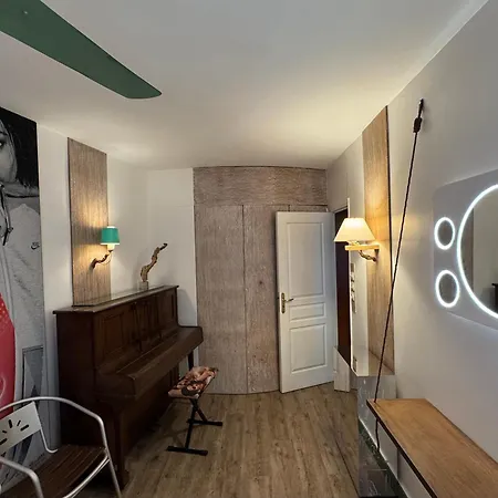 Apartment Red Flat Paris