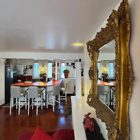 Red Flat Apartment *