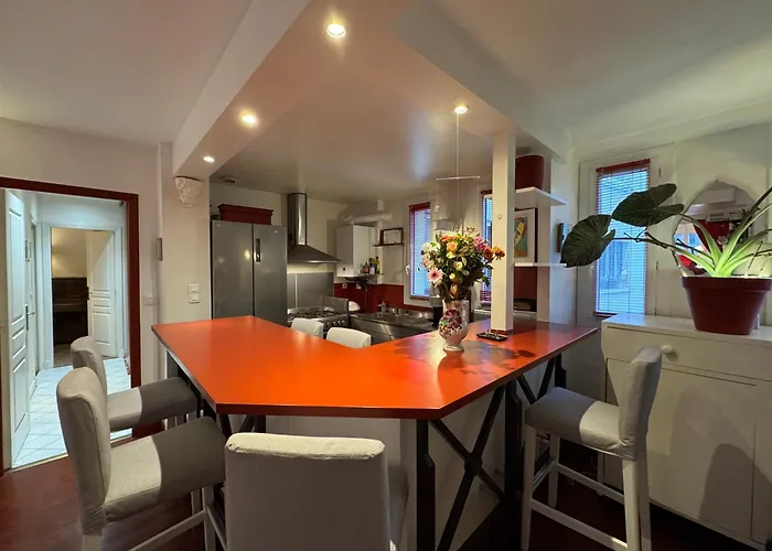 Red Flat Apartment *